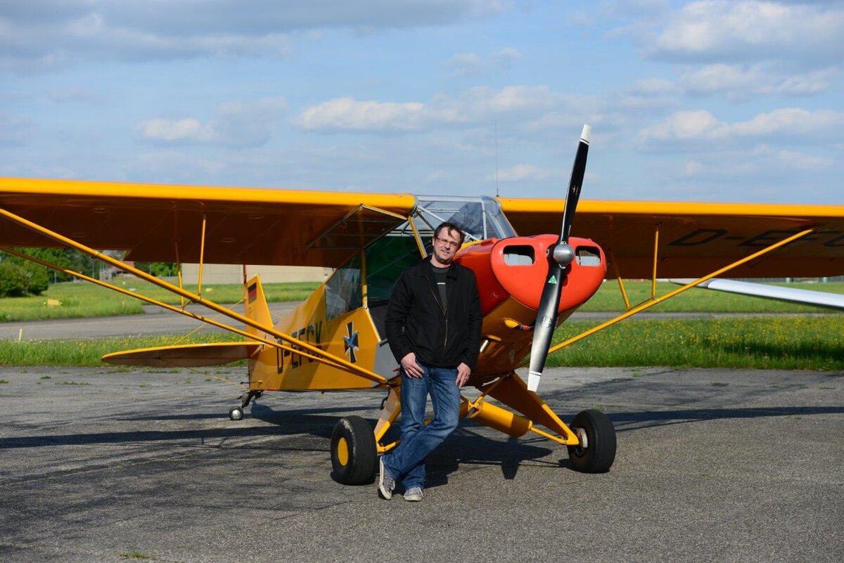Michael Frey neben seiner Piper L-18C (D-EFCK), Baujahr 1954